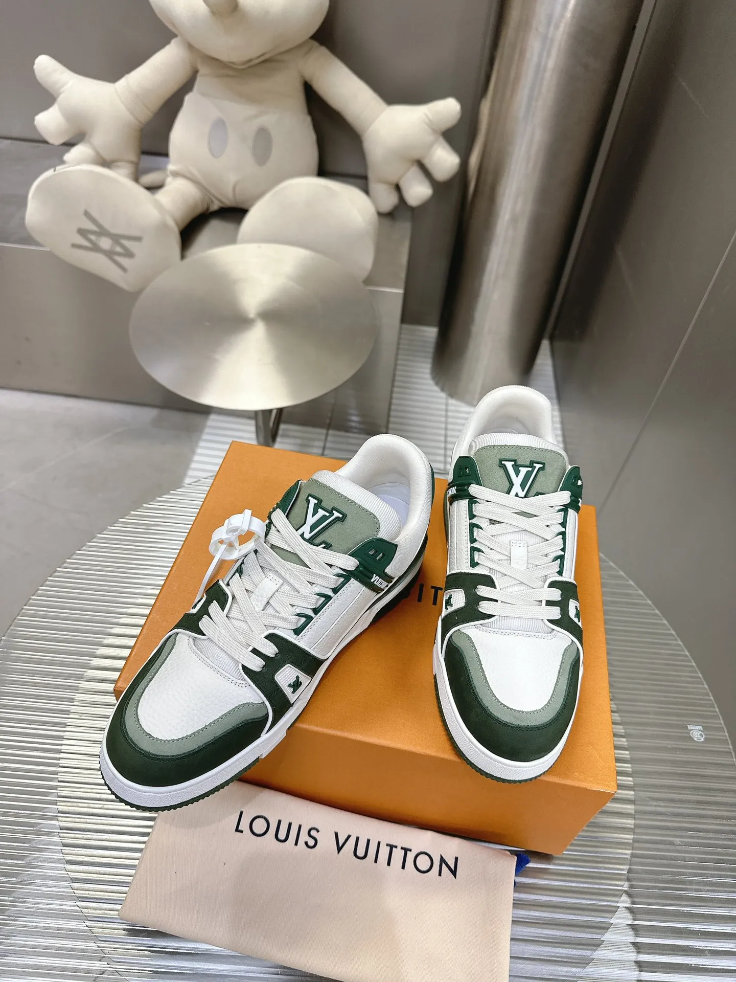 👟👟Ex-factory price 840👟👟The highest version on the Internet⚠️Feel free to compare! 2021🔥New model, purchase quality LV~Louis Vuitton by Virgin Abloh’s best-looking sneakers, Donkey Brand strongly recommends new products, official website limited edition retro basketball sneakers! Both high and low tops cost money to purchase 1:1 accurate replicas of the originals. The details are invincible, full of sincerity, imported custom-made original cowhide, the original package method is the same, the details are 100% restored, and the private model customized the original one-piece T👟👟factory price U outsole, which is different from other brands. Without the original version, this effect cannot be achieved! 35-45 (46 is custom-made and non-refundable) Some colors are available in women’s styles